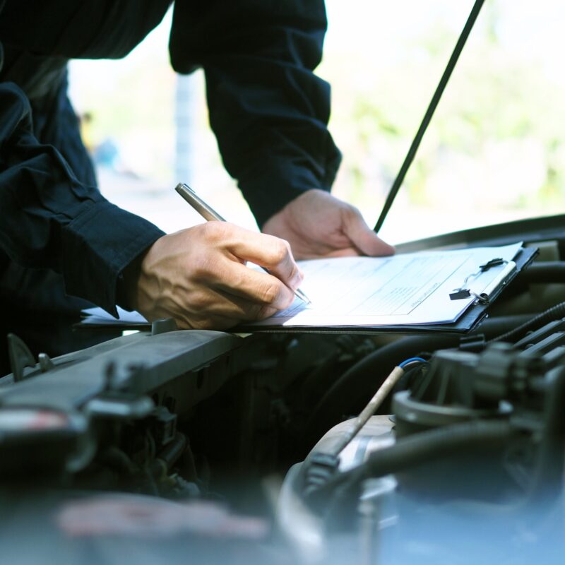 The engine engineer is checking and repairing the car. Off-site care services The engine engineer is checking and repairing the car. Off-site care services